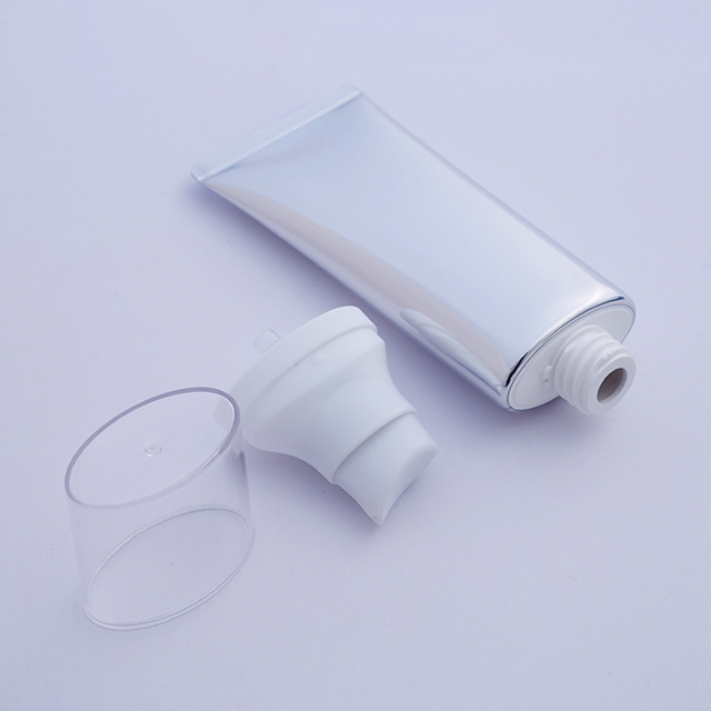 Etapas para personalizar um tubo macio cosm&eacute;tico: 1, finalize sua solicita&ccedil;&atilde;o de tamanho, di&acirc;metro, comprimento, formato de capacidade e camadas;2, confirme a cor do tubo, n&uacute;mero de cor em PANTONE SOLID COATED necess&aacute;rio;3, complete sua arte de design de impress&atilde;o, se poss&iacute;vel; (aponte o n&uacute;mero da cor pantone na arte tamb&eacute;m) 4, tome uma decis&atilde;o sobre qual tipo de tampa voc&ecirc; vai usar em seu tubo;5, escolha o tipo de impress&atilde;o de sua prefer&ecirc;ncia, podemos oferecer uma sugest&atilde;o nesta etapa;6, entrega de superf&iacute;cie, podemos fornecer tubos foscos brilhantes, foscos e macios;7, estilo de cauda, ​​aberto ou selado dependem do seu m&eacute;todo de enchimento;8,Isso &eacute; necess&aacute;rio para produzir amostras para teste antes da produ&ccedil;&atilde;o em massa.